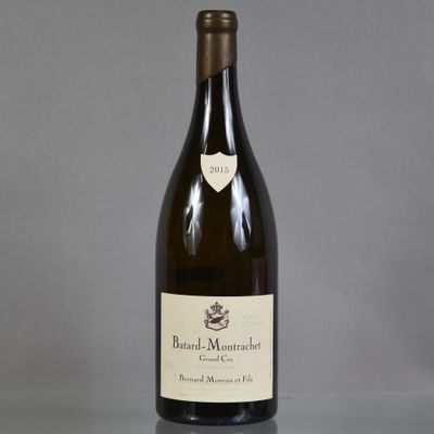 une bouteille de vin posée sur une table