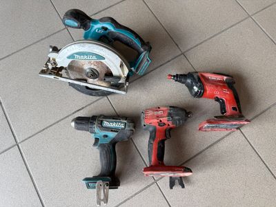 trois outils posés sur un sol carrelé