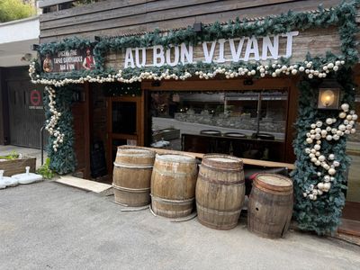 une photo d'un restaurant avec plusieurs tonneaux de vin
