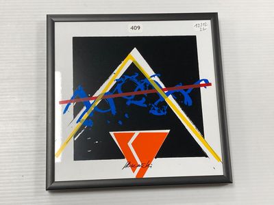 une photo encadrée d'un tableau sur lequel figure un triangle