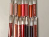Les gloss sont alignés en rang sur la table.