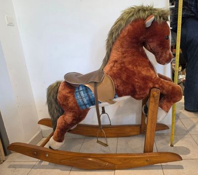 un cheval à bascule posé par terre