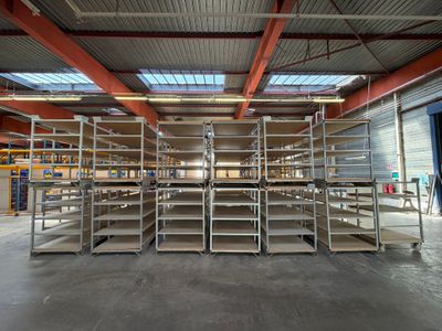 un grand rayonnage métallique comportant de nombreuses étagères à l'intérieur