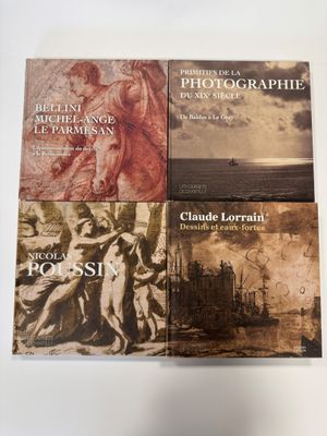 trois livres sur une table blanche sur fond blanc