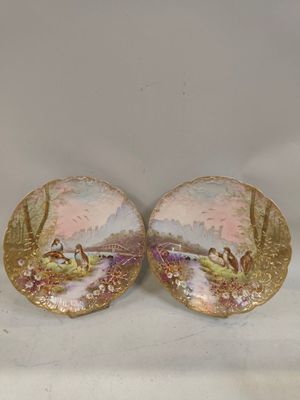 deux assiettes sur lesquelles figurent l'image d'un homme et d'une femme dans un bateau