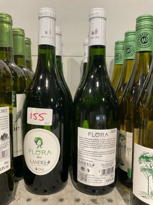 plusieurs bouteilles de vin sont alignées sur un comptoir
