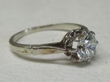 gros plan d'une bague en diamant sur une table