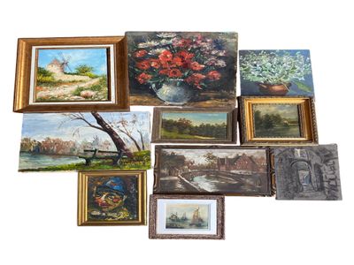 de nombreux tableaux accrochés ensemble au mur de cette pièce