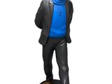 figurine représentant un homme vêtu d'un pull bleu et d'un bonnet, en train de fumer la pipe