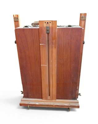 une armoire en bois à deux portes, ouverte, sur fond blanc