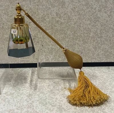 une lampe posée sur un pied et ornée d'un pompon