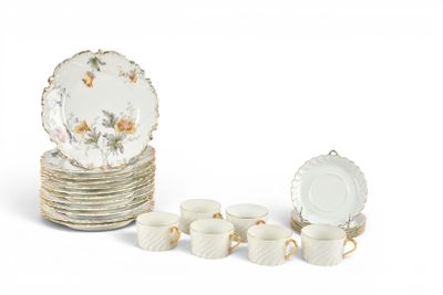 beaucoup d'assiettes et de tasses sur une table