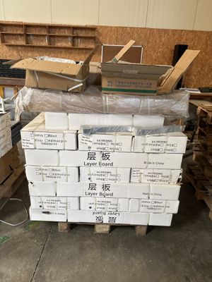 une pile de cartons posée sur une palette dans un entrepôt