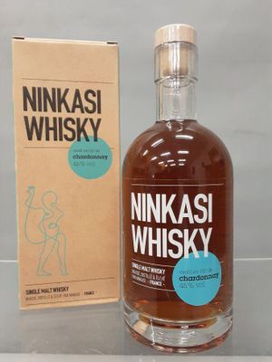 La bouteille de whisky Nikasii se trouve à côté d'un carton