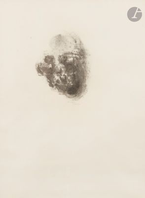 une photo en noir et blanc du visage d'un homme dans la neige