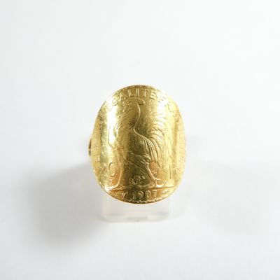 une image représentant une bague en or sur laquelle figure le portrait d'une femme