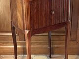 une petite table en bois surmontée d'un tiroir