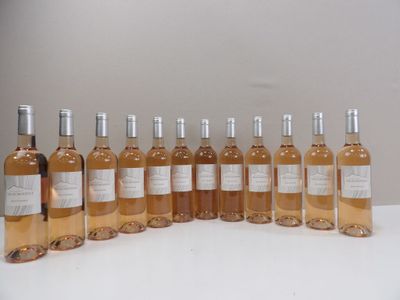 six bouteilles de vin sont alignées sur une table