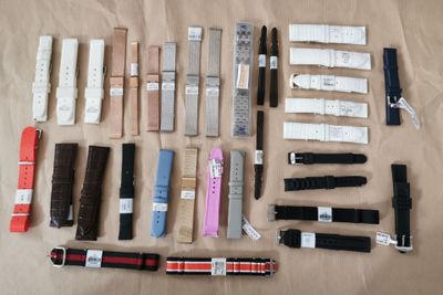 de nombreux modèles de montres disposés sur une table