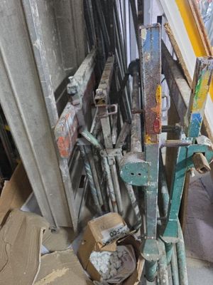 un grand nombre d'outils posés sur le sol