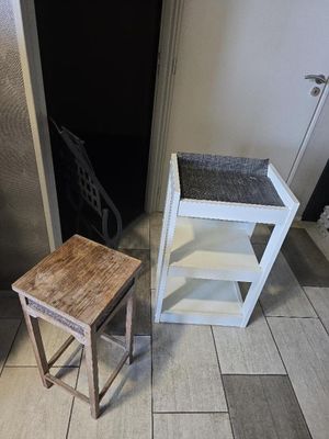 un petit tabouret et une petite table dans une petite pièce