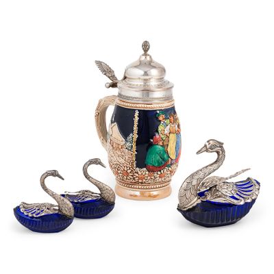 trois objets en verre argenté et bleu ornés de cygnes