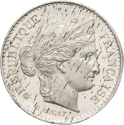 gros plan d'une pièce de monnaie sur laquelle figure une tête de femme