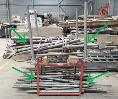 de nombreux types différents de tubes en acier dans un entrepôt