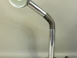une lampe posée sur une table et entourée d'une chaîne