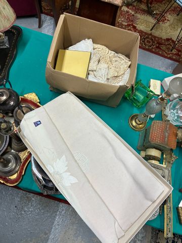 Nappe brodée et ajourée. Joint lot de dentelles et napperons au c