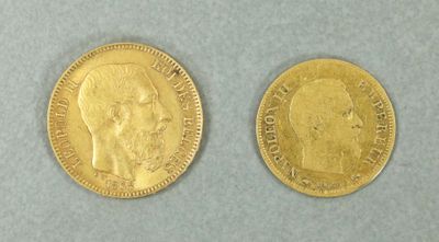 deux pièces d'or représentant le visage d'un homme et la tête d'une femme