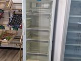 deux réfrigérateurs qui se trouvent dans un magasin