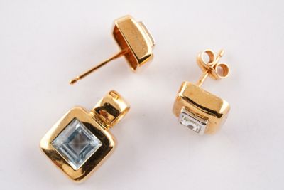 deux paires de boucles d'oreilles en or ornées de topazes bleues et blanches