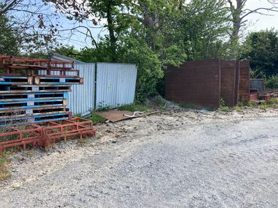 une clôture située à côté d'un bâtiment qui a été construit
