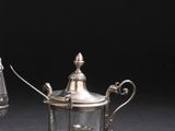 paire de sucriers et poivriers argentés sur socle