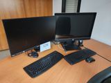 deux écrans d'ordinateur et un clavier sur un bureau