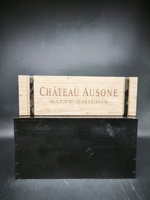 une boîte en bois sur laquelle est accrochée une pancarte indiquant « Château Aussone Saint-Emilion »