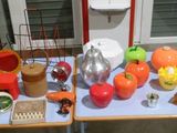 une table sur laquelle se trouvent de nombreux objets différents