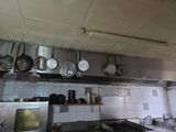 des casseroles et des poêles suspendues au plafond d'une cuisine