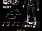 La figurine de Superman est représentée vêtue d'un costume noir.