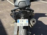 une moto garée sur un parking à côté d'un immeuble