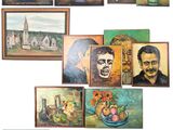 de nombreux tableaux accrochés au mur de cette pièce