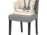 une chaise haute équipée d'un siège pour bébé