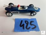 une petite voiture bleue avec un numéro sur le côté