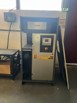 une machine qui se trouve dans une pièce, à côté d'une table