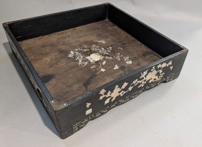 une petite boîte en bois ornée d'un motif floral