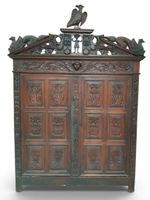 Armoire de Sumène en bois sculpté, les deux panneaux et le f…