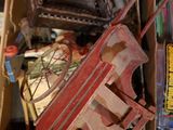 une boîte remplie d'objets divers et un cheval en peluche