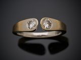 gros plan d'une bague en or et diamants sur une surface noire