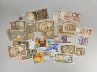 de nombreux types de papier-monnaie sur la table